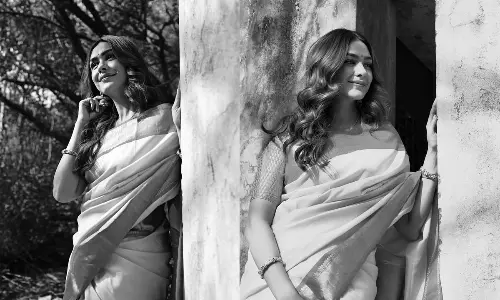 బ్లాక్ అండ్ వైట్ లో మృణాల్ అందాలు.. పట్టుచీరలో