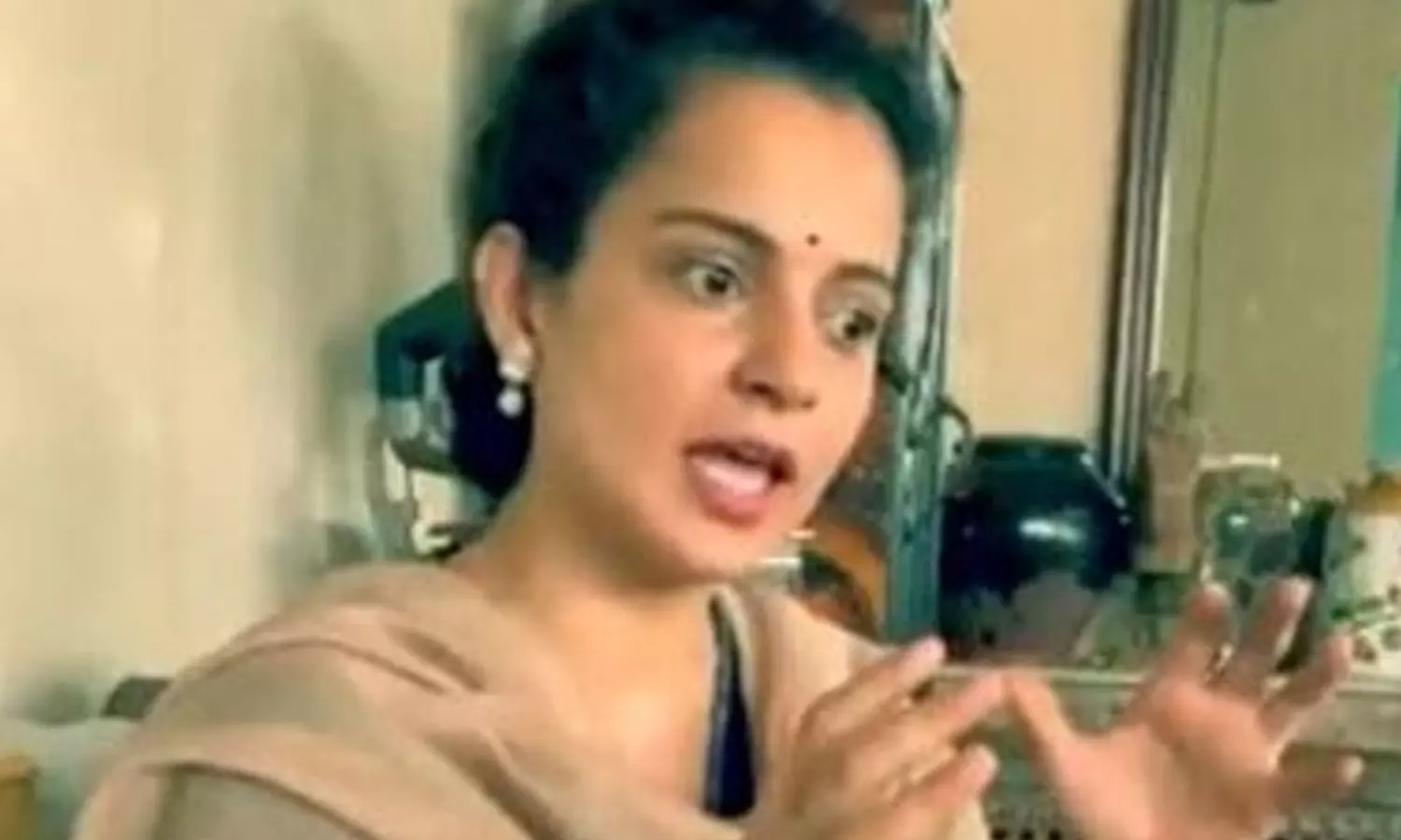 ఆ ముగ్గురికీ ఇచ్చి ప‌డేసిన వివాదాల క్వీన్ కంగ‌న‌