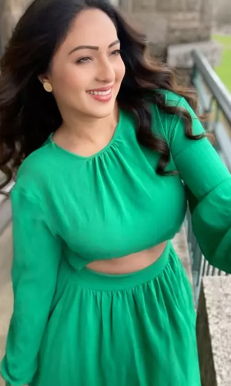 Scotland Vacation Glam: Nikesha Patels Effortless Style