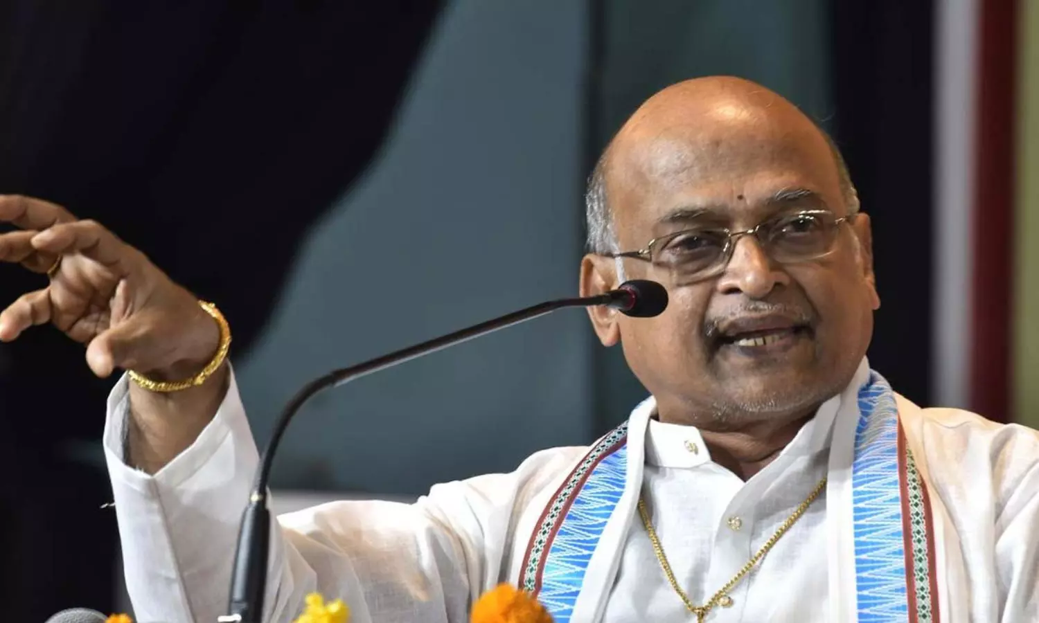 గరికపాటికి కౌంటర్...అందులో తెలుగు లేదా ? గరికపాటికి కౌంటర్...అందులో తెలుగు లేదా ?