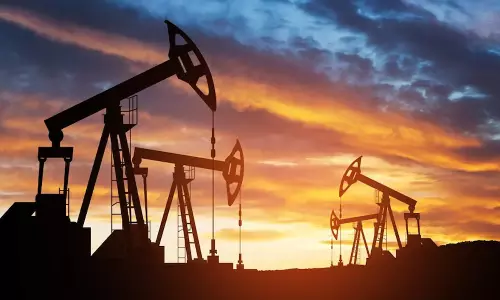 పశ్చిమాసియా యుద్ధం తెచ్చిన చమురు మంట.. జేబులకు చిల్లు పడనుందా?