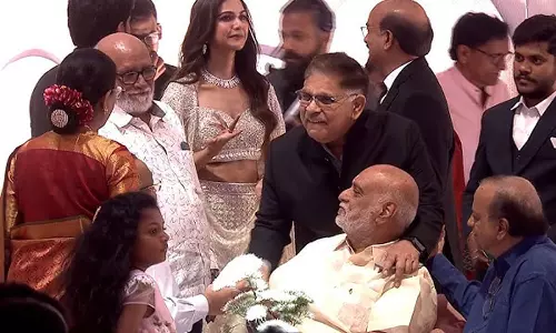 బాప్రే.. వెడ్డింగ్ రిసెప్షనా! సినిమా ప్రీ-రిలీజ్ ఫంక్షనా? బాప్రే.. వెడ్డింగ్ రిసెప్షనా! సినిమా ప్రీ-రిలీజ్ ఫంక్షనా?