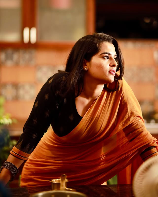 Did Kavya Ignore Eclipse Traditions for These Pictures? Did Kavya Ignore Eclipse Traditions for These Pictures?