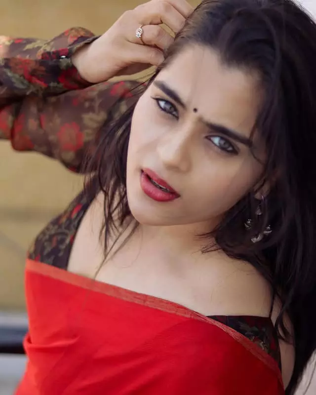 Did Kavya Ignore Eclipse Traditions for These Pictures?