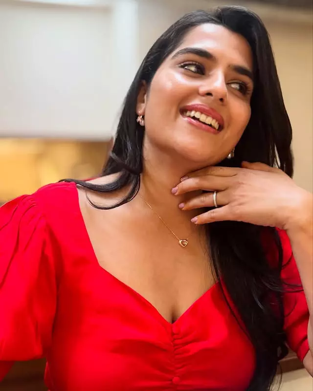 Did Kavya Ignore Eclipse Traditions for These Pictures?