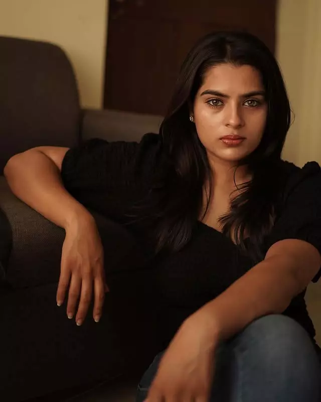 Did Kavya Ignore Eclipse Traditions for These Pictures? Did Kavya Ignore Eclipse Traditions for These Pictures?