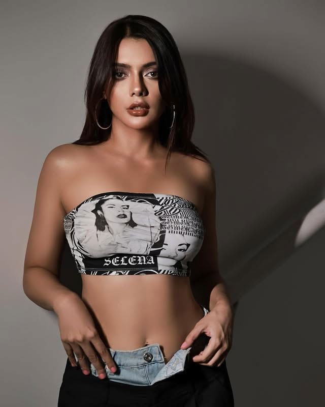 Ruhii Singh Stuns in Rose-Gold Gown at Glamorous Awards Night