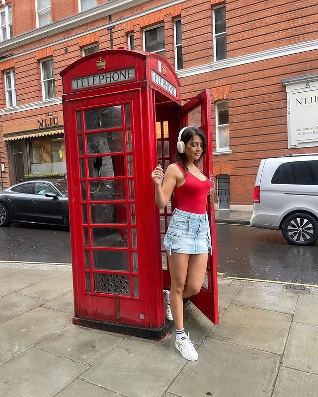 Ruhii Singh Stuns in Rose-Gold Gown at Glamorous Awards Night