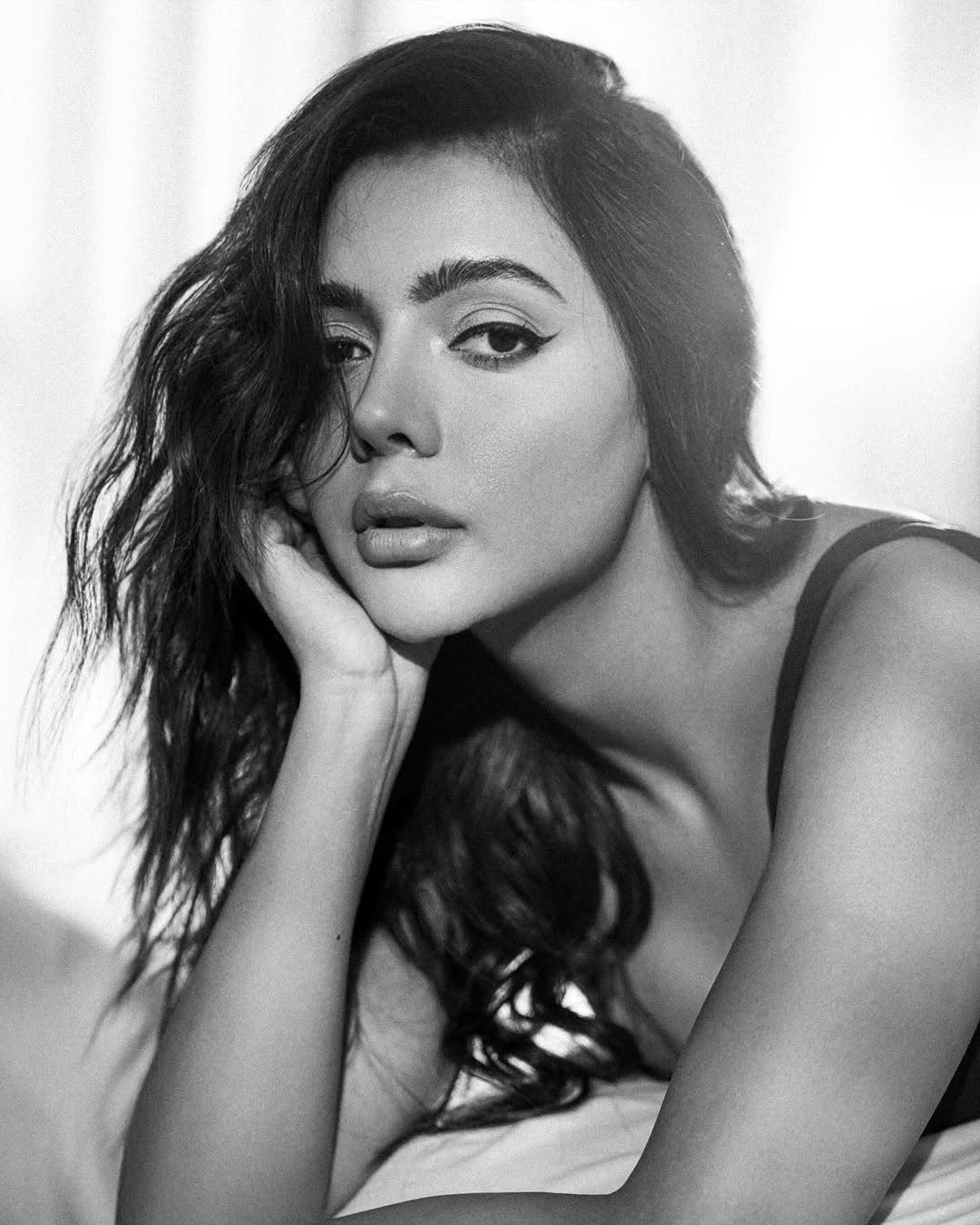 Ruhii Singh Stuns in Rose-Gold Gown at Glamorous Awards Night