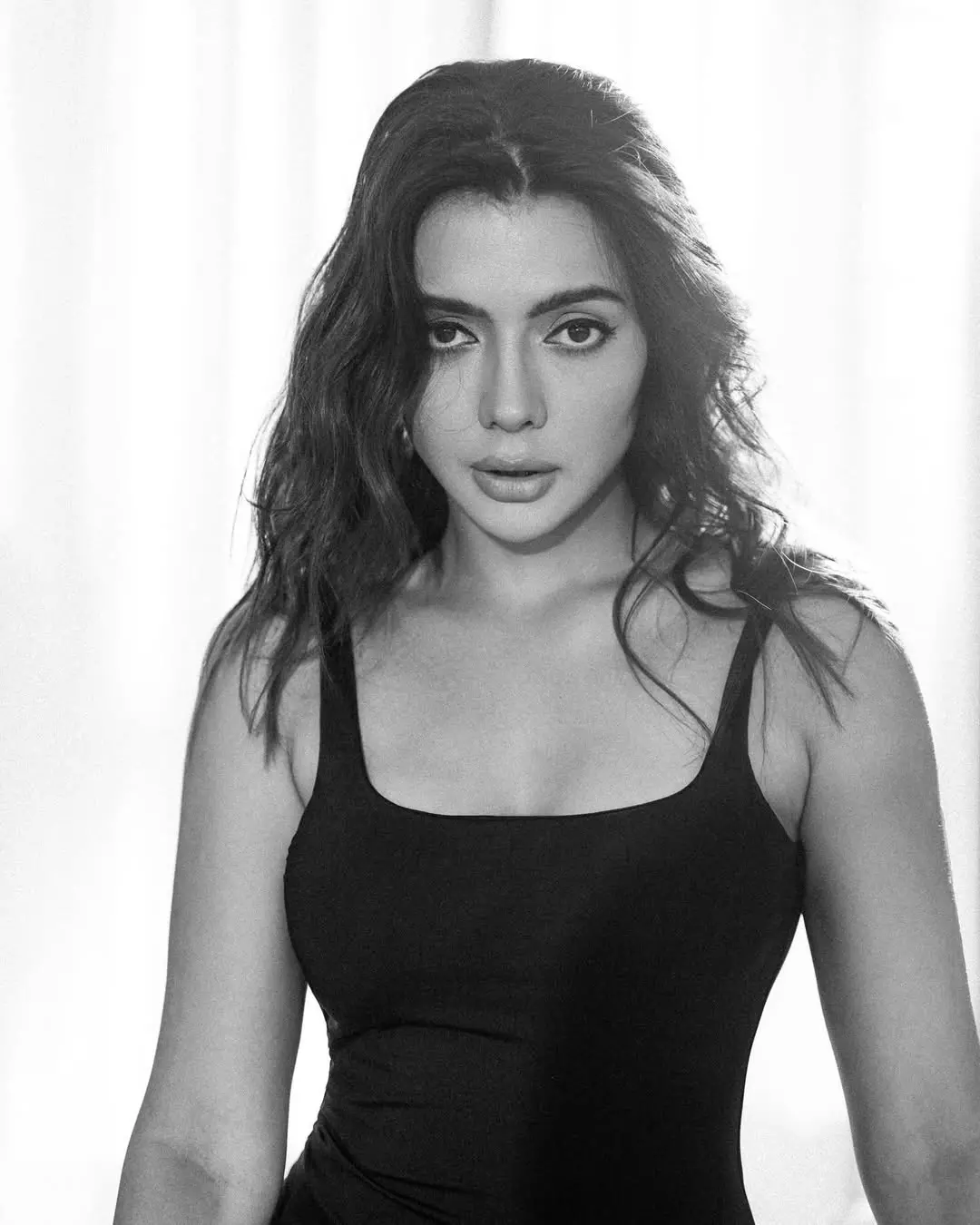 Ruhii Singh Stuns in Rose-Gold Gown at Glamorous Awards Night Ruhii Singh Stuns in Rose-Gold Gown at Glamorous Awards Night