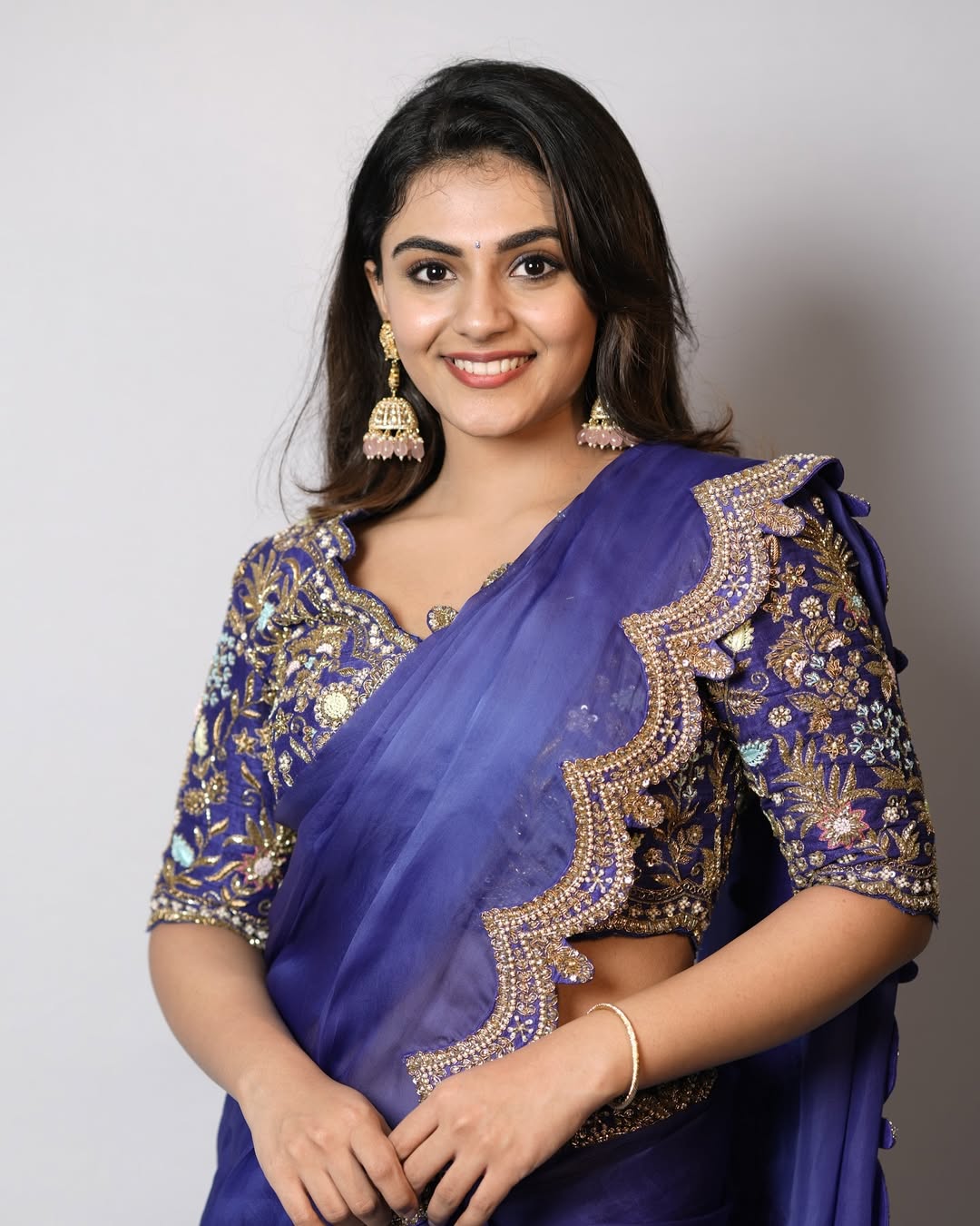 Nayan Sarika Radiates Elegance In Golden-Green Saree Nayan Sarika Radiates Elegance In Golden-Green Saree