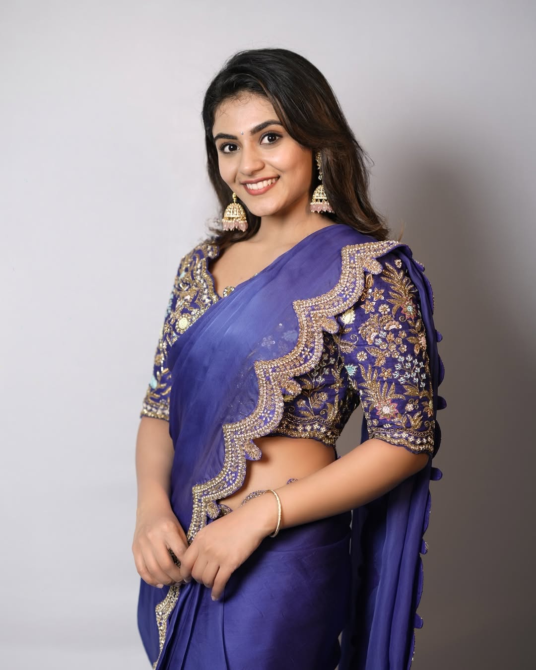 Nayan Sarika Radiates Elegance In Golden-Green Saree Nayan Sarika Radiates Elegance In Golden-Green Saree