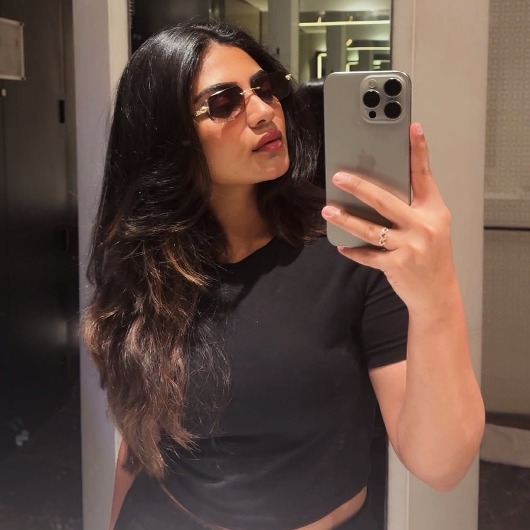 Nayan Sarika Radiates Elegance In Golden-Green Saree Nayan Sarika Radiates Elegance In Golden-Green Saree