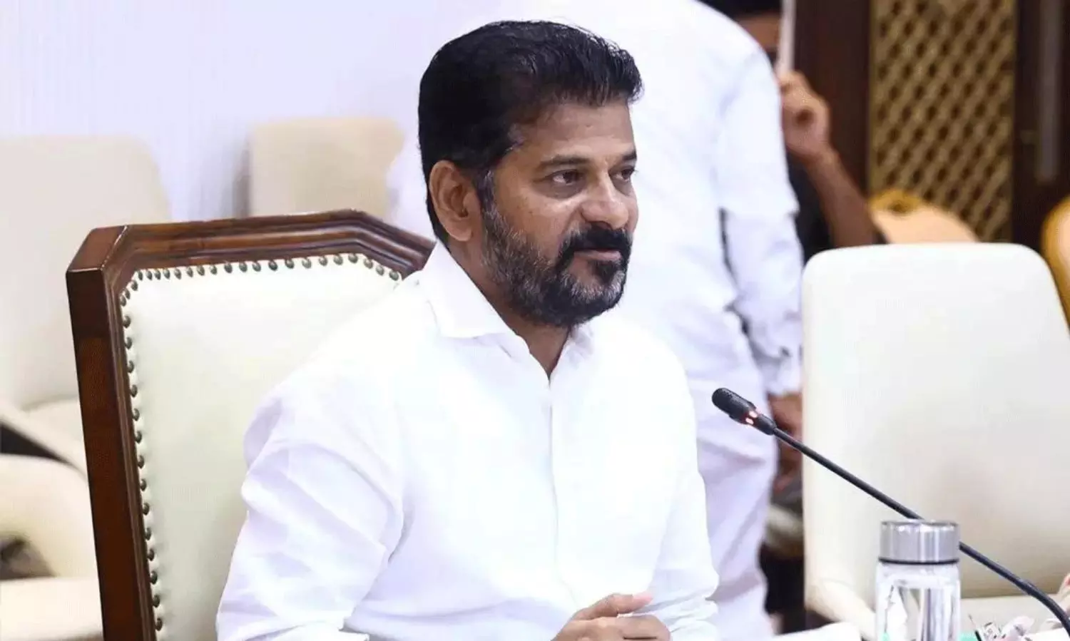 పదవుల కోసం పైరవీలు చేయలేదు: రేవంత్ వ్యాఖ్యలు ఎవరిని ఉద్దేశించి? పదవుల కోసం పైరవీలు చేయలేదు: రేవంత్ వ్యాఖ్యలు ఎవరిని ఉద్దేశించి?