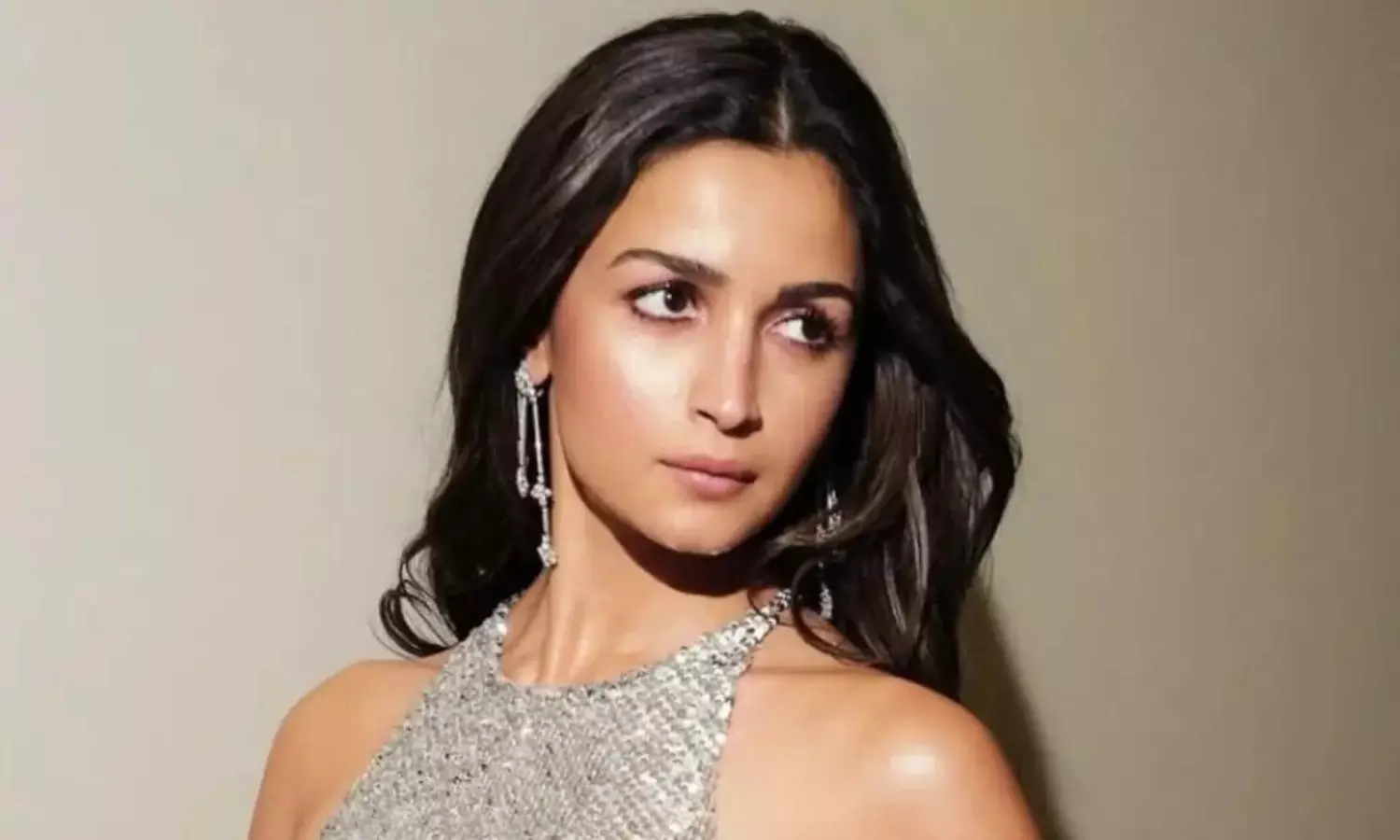 ట్రోలింగ్కు బ్రేక్… సోషల్ మీడియాకు దూరంగా ఆలియా భట్! ట్రోలింగ్కు బ్రేక్… సోషల్ మీడియాకు దూరంగా ఆలియా భట్!