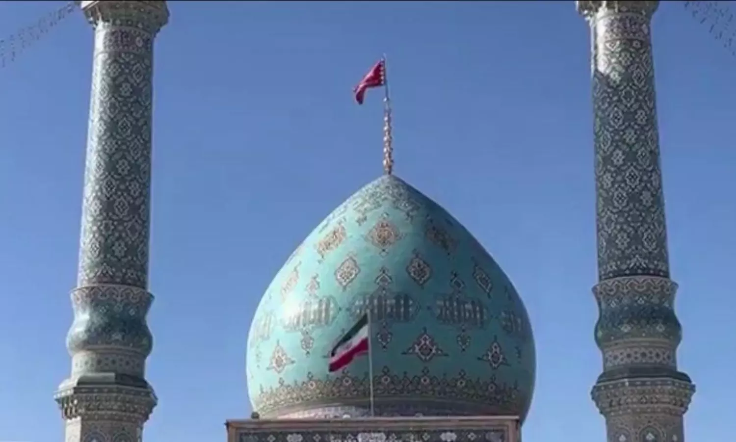 ఇరాన్ మసీదుపై ఎగిరిన ఎర్ర జెండా.. ప్రపంచం వణుకుతోంది...