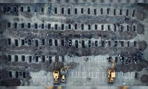 ఒకే చోట 165 మంది బాలికల సమాధులకు సర్వం సిద్ధం.. కన్నీళ్లు పెట్టిస్తున్న దృశ్యం!