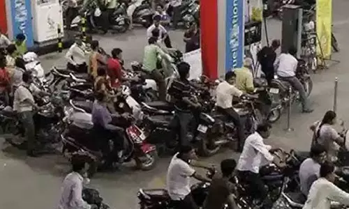 ట్రంప్ స్టేట్మెంట్ తో  పెట్రోల్ బంకుల్లో క్యూ !