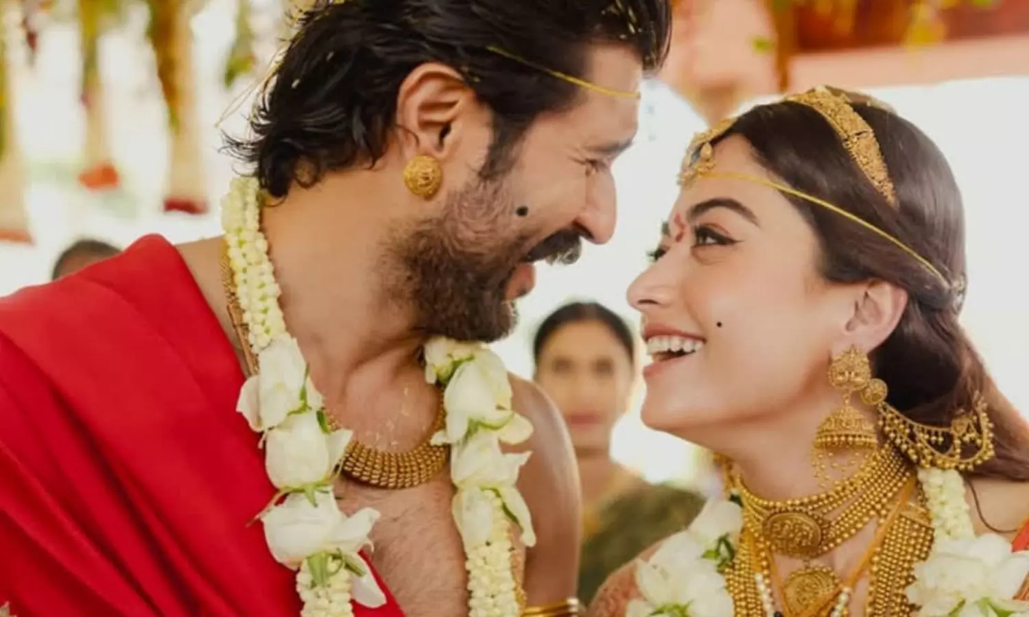 ఉదయ్‌పూర్ వెడ్డింగ్ నుంచి ఊరి గృహప్రవేశం వరకు… సంప్రదాయాలకు కట్టుబడిన జంట