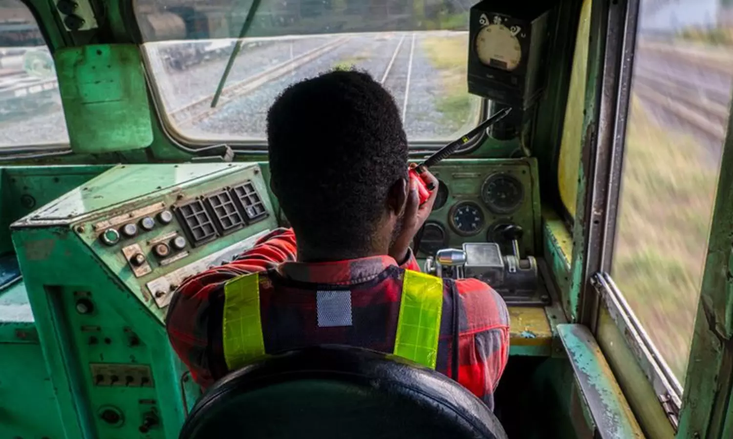 రైల్వే ట్రాక్పై లోకో పైలట్ కన్నీటి గాథ: అనారోగ్యంతో ఉన్నా తప్పని విధులు! రైల్వే ట్రాక్పై లోకో పైలట్ కన్నీటి గాథ: అనారోగ్యంతో ఉన్నా తప్పని విధులు!