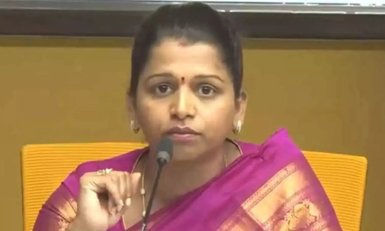 లేడీ ఫైర్బ్రాండ్ ఎమ్మెల్సీ: అస్సలు స్కోప్ దక్కట్లేదా ..! లేడీ ఫైర్బ్రాండ్ ఎమ్మెల్సీ: అస్సలు స్కోప్ దక్కట్లేదా ..!