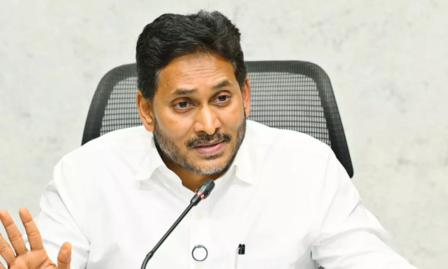 దేవుడు అంటే భక్తి లేదు, శ్రద్ధ అంతకన్నా లేదు.. చంద్రబాబుపై జగన్ రెడ్డి ఫైర్ దేవుడు అంటే భక్తి లేదు, శ్రద్ధ అంతకన్నా లేదు.. చంద్రబాబుపై జగన్ రెడ్డి ఫైర్