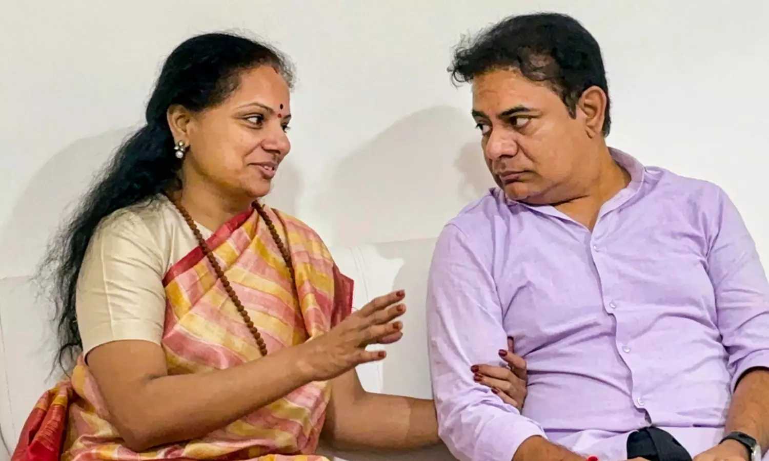 మూసీ రేసులో అన్నా-చెల్లి.. పేదల ఇళ్ల కోసం కవిత పోరాటం.. కొత్త పార్టీకి పునాదా? మూసీ రేసులో అన్నా-చెల్లి.. పేదల ఇళ్ల కోసం కవిత పోరాటం.. కొత్త పార్టీకి పునాదా?