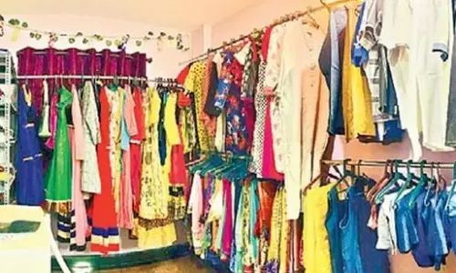 విశాఖలో ఫ్రీ షాప్.. నచ్చినవి తీసుకెళ్లొచ్చు