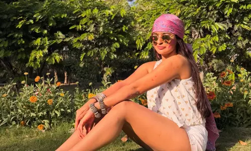 Prakriti Pavani Celebrates Holi in Vibrant Style with colorful gulal vibes