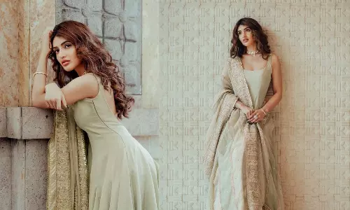 రంగుల హరివిల్లులా మెరిసిపోతున్న శ్రీలీల.. ఫోటోలు వైరల్!