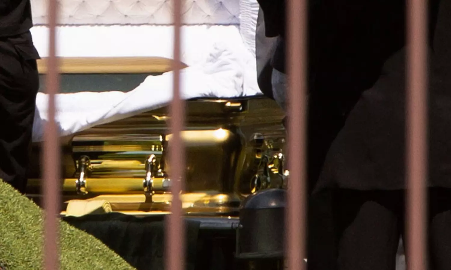 ఆ ఖైదీకి బంగారు శవపేటిక!