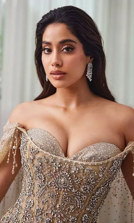 Janhvi Kapoors Stunning Photos Collections
