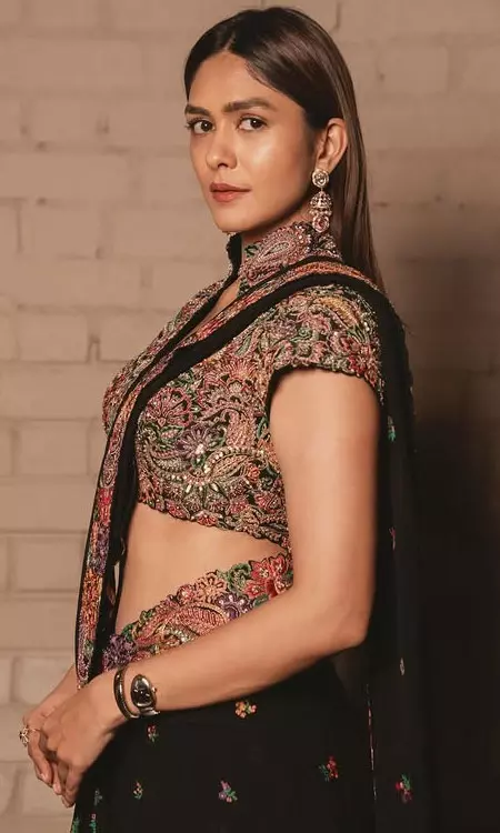 Mrunal Thakur Stuns in Elegant Black Saree Look