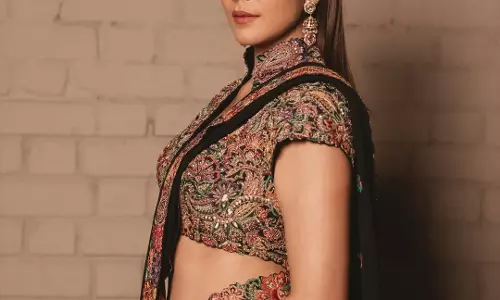 Mrunal Thakur Stuns in Elegant Black Saree Look