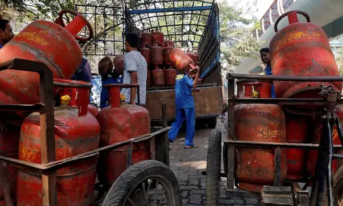 యుద్ధం అక్కడ.. మంట ఇక్కడ.. అమెరికా-ఇరాన్ పోరుతో సామాన్యుడి వంటిల్లు గుల్ల!