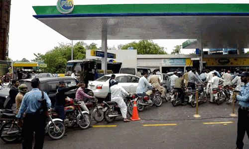 పాకిస్థాన్‌లో ఇంధన మంట.. లీటరు పెట్రోల్ రూ. 321.. సామాన్యుడి బతుకు ఛిన్నాభిన్నం!