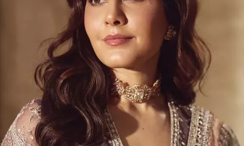 Raashii Khanna Stuns in Mint Green Silk Saree elegant ethnic look goes viral