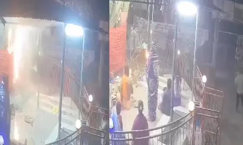 పూజ చేస్తున్న వారిపై బాంబుల వర్షం.. బంగ్లాలో ప్రభుత్వం మారినా హిందువులపై ఆగని దాడులు