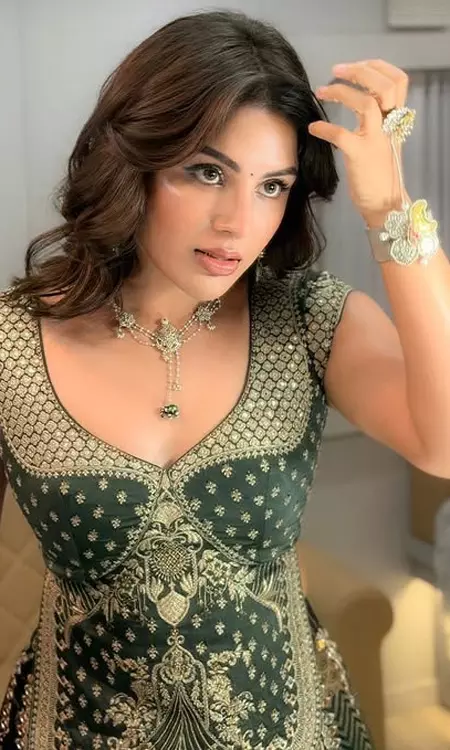 Samyuktha Menon’s Elegant Mirror Moment: A Vision in Green