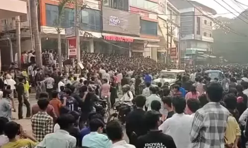 రూపాయికి ఖరీదైన షూ.. షోరూం ప్రకటనతో లాఠీ ఛార్జ్