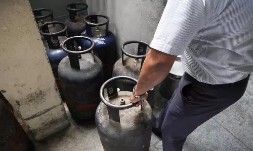 వంటింట్లో యుద్ధం.. హైదరాబాద్ లో హోటల్స్ బంద్! గ్యాస్ సిలిండర్ కొరత నిజమేనా?