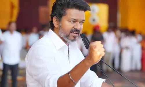 తమిళ పాలిటిక్స్ లో ట్విస్ట్.. ఒంటరిగా టీవీకే విజయ్! సక్సెస్ అవుతారా?