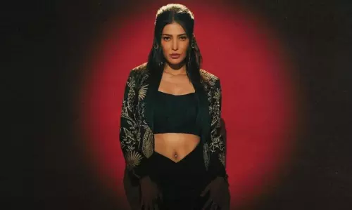 స్టన్నింగ్ డార్క్ లుక్‌లో శ్రుతి హాసన్ గ్లామర్ షో