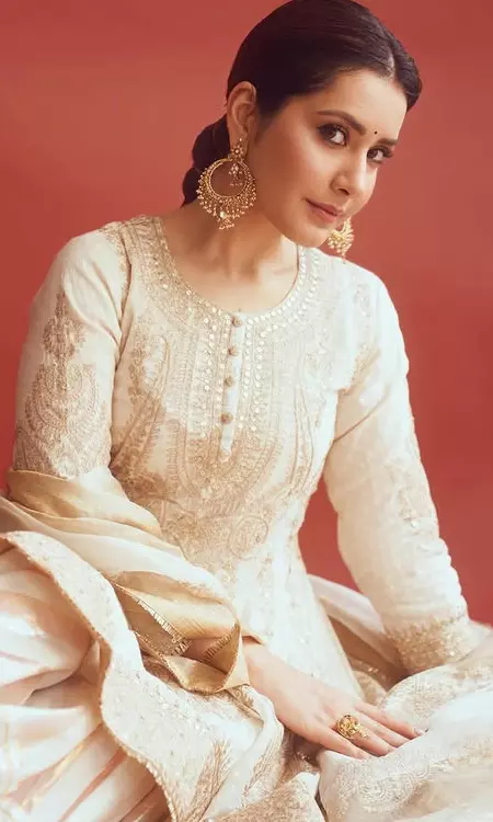 Raashii Khanna Radiates Elegance in Traditional Look