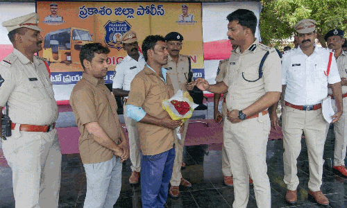 రూ.30 లక్షల బంగారు ఆభరణాల్ని మర్చిపోతే ఒంగోలు ఆటో డ్రైవర్  ఏం చేశాడంటే?