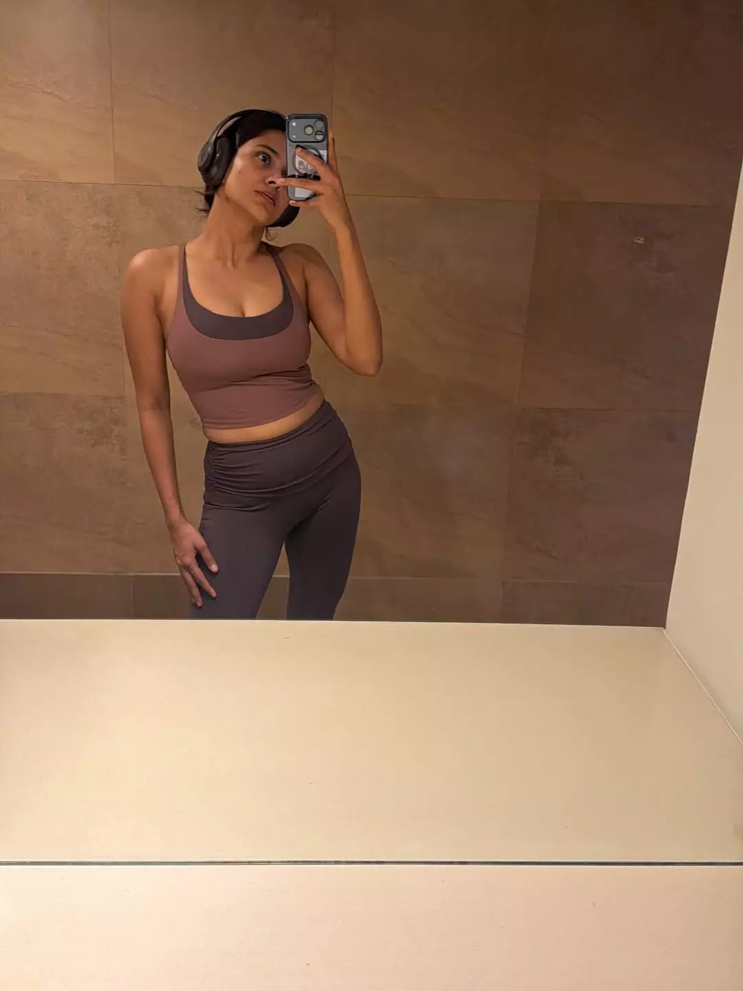 Hebah Patel Shows Off Sculpted Abs in Stunning Mirror Selfies Hebah Patel Shows Off Sculpted Abs in Stunning Mirror Selfies