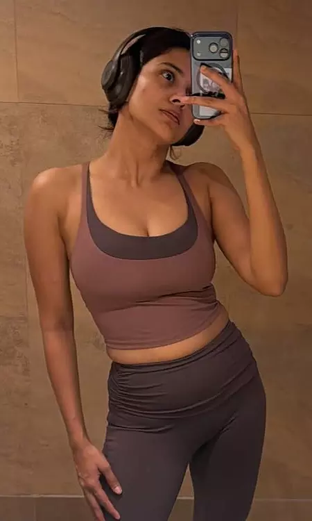 Hebah Patel Shows Off Sculpted Abs in Stunning Mirror Selfies