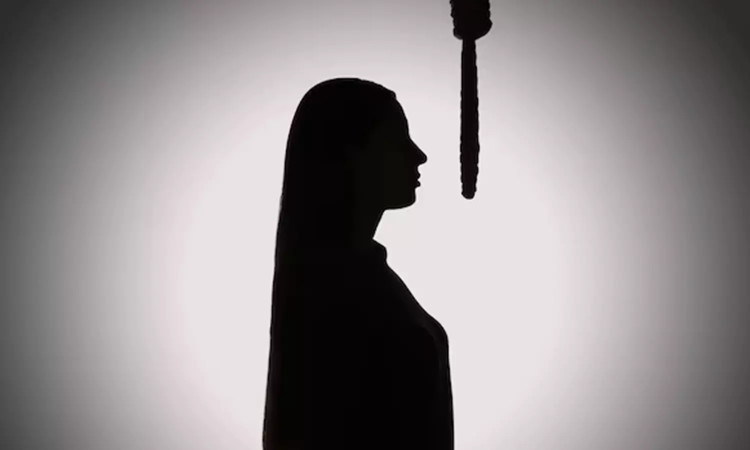 భార్య ఉరివేసుకుంటుంటే భర్త పైశాచికత్వం.. కాపాడాల్సింది పోయి ఏం చేశాడంటే..?