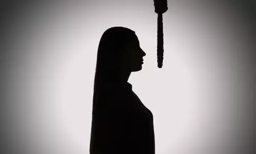 భార్య ఉరివేసుకుంటుంటే భర్త పైశాచికత్వం.. కాపాడాల్సింది పోయి ఏం చేశాడంటే..?