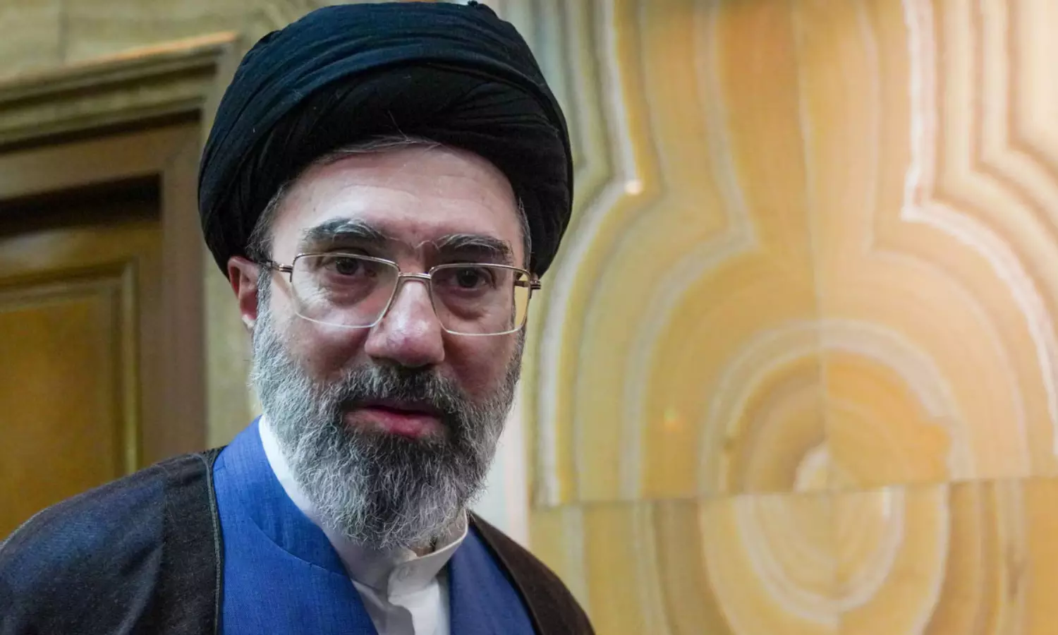 రూ. 92 కోట్ల రివార్డు.. ఆచూకీ చెబితే అమెరికాలో సెటిల్మెంట్! ఎవరీ అదృశ్య నేత? రూ. 92 కోట్ల రివార్డు.. ఆచూకీ చెబితే అమెరికాలో సెటిల్మెంట్! ఎవరీ అదృశ్య నేత?